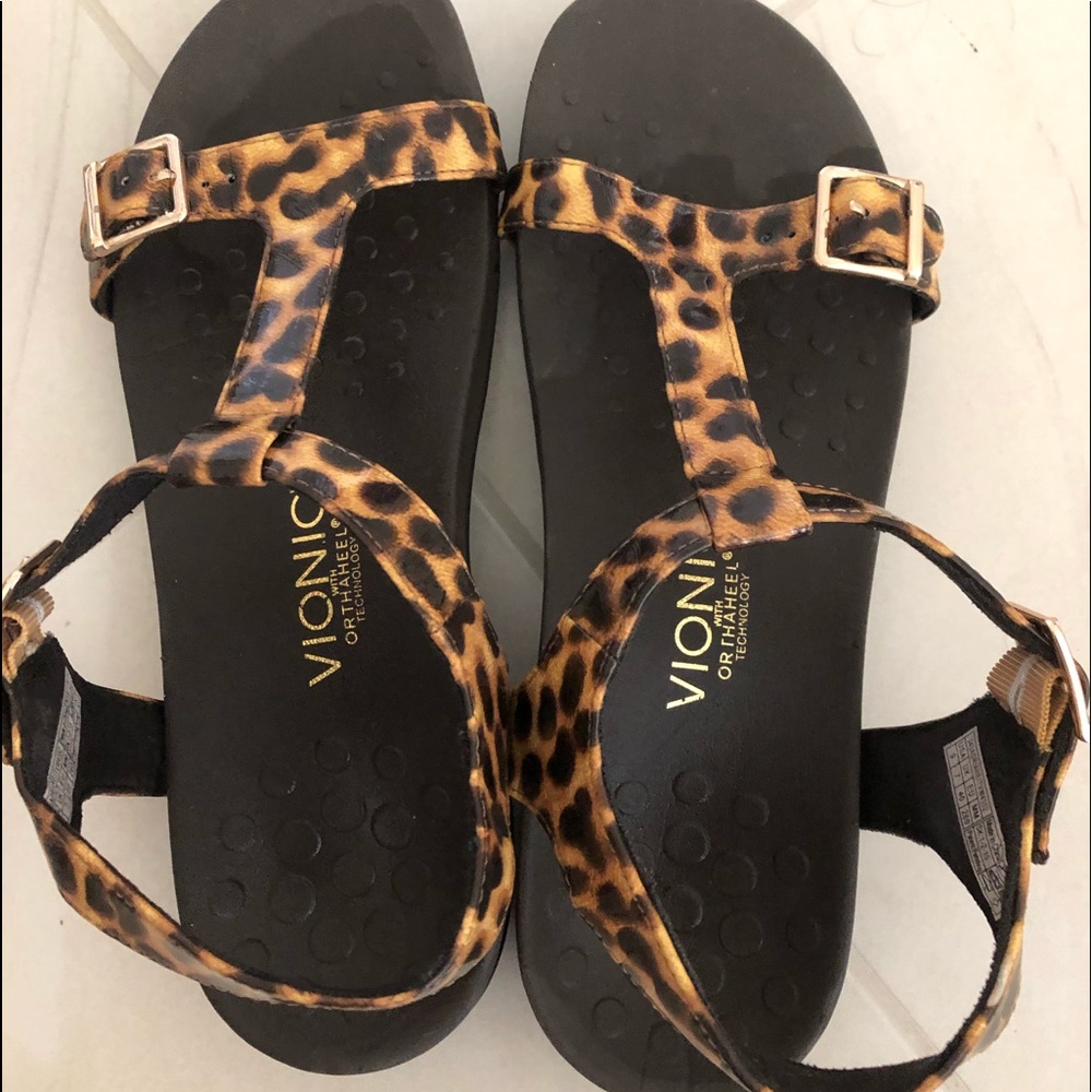 Vionic Adriane sandal Leopard size 9